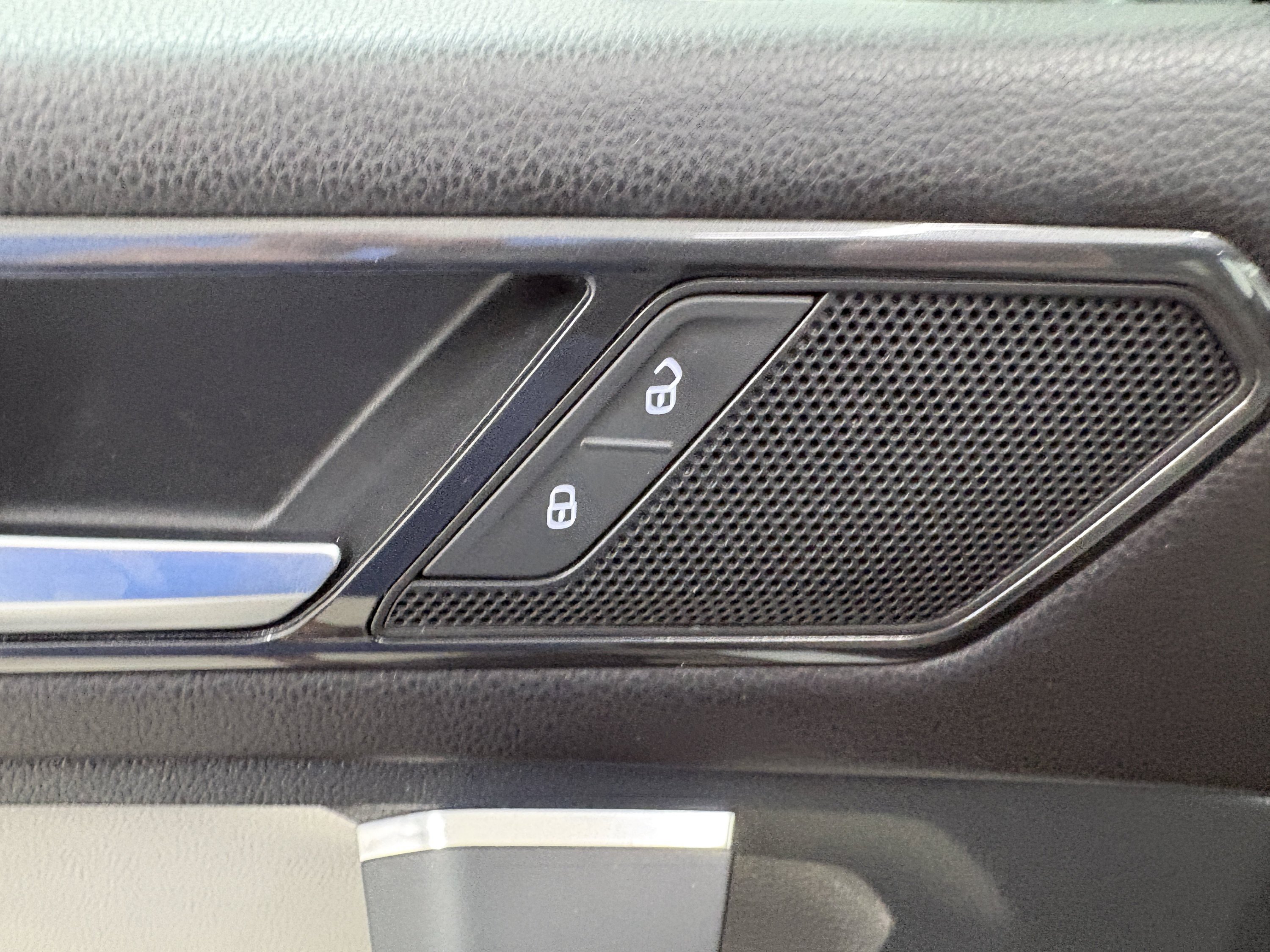 Used 2018 Volkswagen Tiguan SEL AWD/4WD image 27