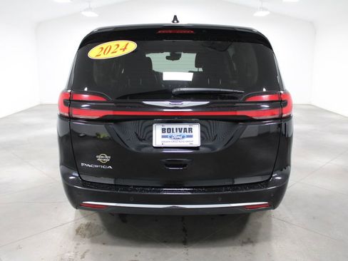 Used 2024 Chrysler Pacifica Touring-L image 8