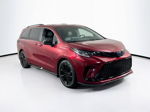 Used 2024 Toyota Sienna XSE FWD image 3