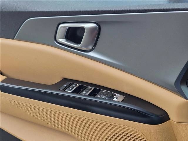 Used 2024 Kia Carnival LX FWD image 2