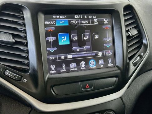 Used 2018 Jeep Cherokee Latitude Plus w/ Comfort/Convenience Group AWD/4WD image 19