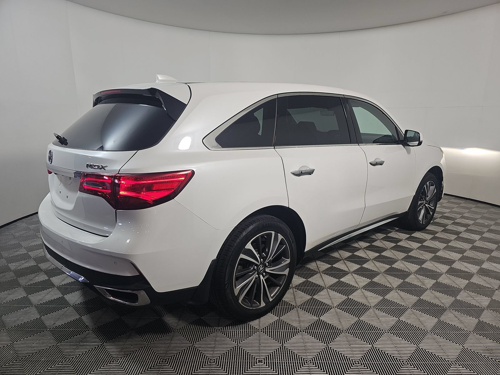 Used 2020 Acura MDX w/ Technology Package FWD image 2