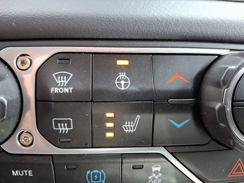 Used 2025 Jeep Wrangler Unlimited Sahara image 17