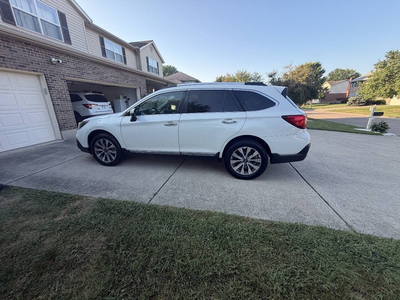 Used 2018 Subaru Outback 2.5i Touring w/ Popular Package #3 AWD/4WD image 2