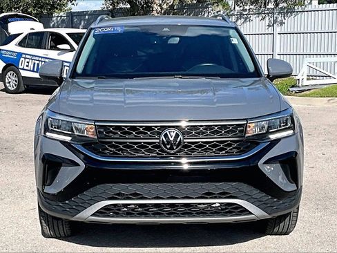 Certified 2024 Volkswagen Taos SE image 10