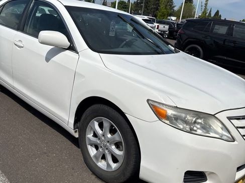 Used 2011 Toyota Camry LE w/ LE Extra-Value Pkg FWD image 3