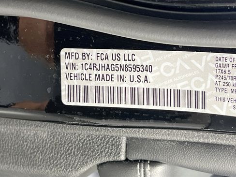 Used 2022 Jeep Grand Cherokee Laredo w/ Luxury Tech Group I image 30