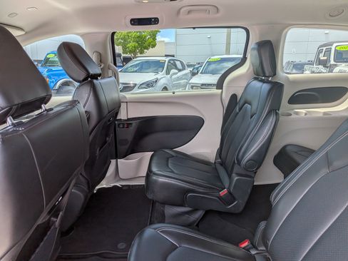 Used 2024 Chrysler Pacifica Touring-L FWD image 15