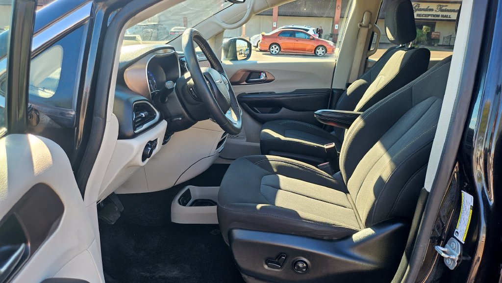 Used 2023 Chrysler Voyager LX FWD image 30