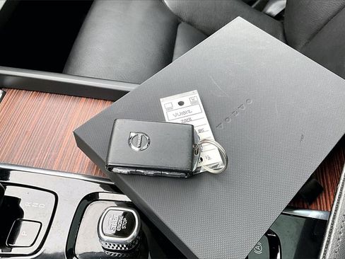 Used 2023 Volvo XC60 B5 Plus w/ Protection Package Premier image 34