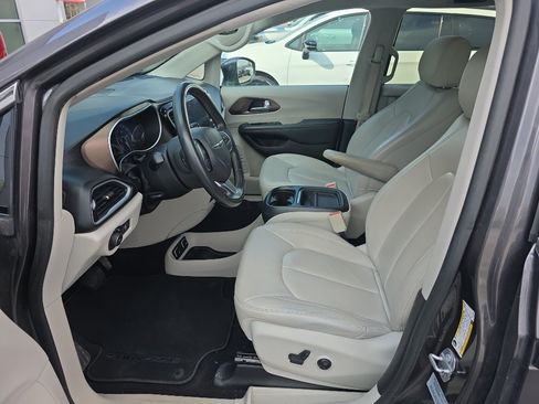 Used 2017 Chrysler Pacifica Touring-L w/ Tire & Wheel Group FWD image 3