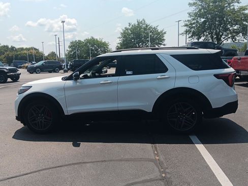 Used 2025 Ford Explorer ST AWD/4WD image 9