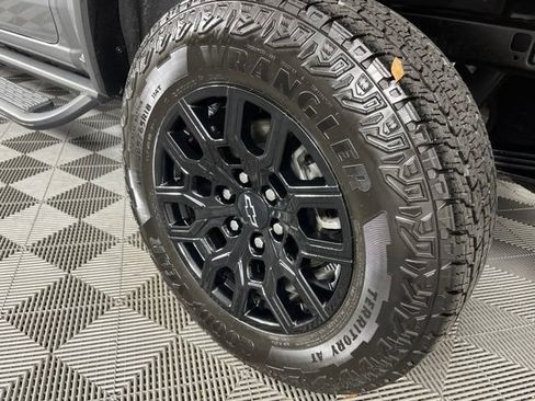 Used 2023 Chevrolet Colorado Trail Boss w/ Technology Package AWD/4WD image 15