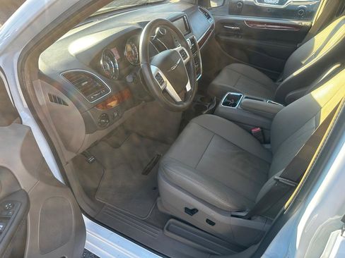 Used 2016 Chrysler Town & Country Touring-L image 9