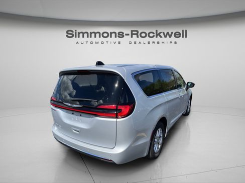 Used 2024 Chrysler Pacifica Touring-L FWD image 5