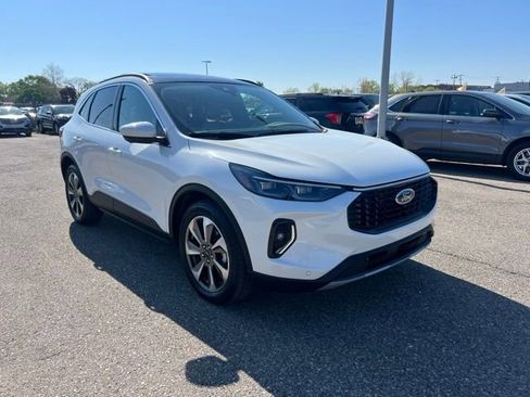 Certified 2023 Ford Escape Platinum AWD/4WD image 2
