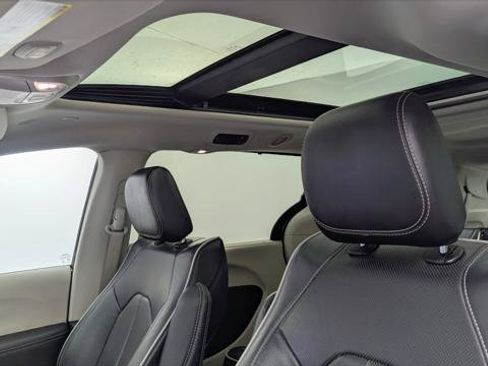 Used 2023 Chrysler Pacifica Limited FWD image 30