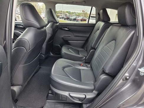 Used 2024 Toyota Highlander XLE image 6