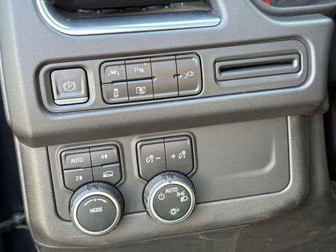 Used 2022 Chevrolet Suburban RST w/ Sport Performance Package image 21