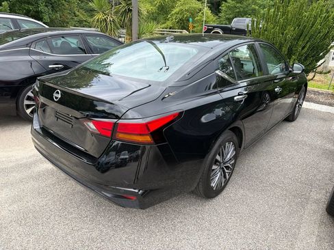 Used 2025 Nissan Altima 2.5 SV FWD image 2