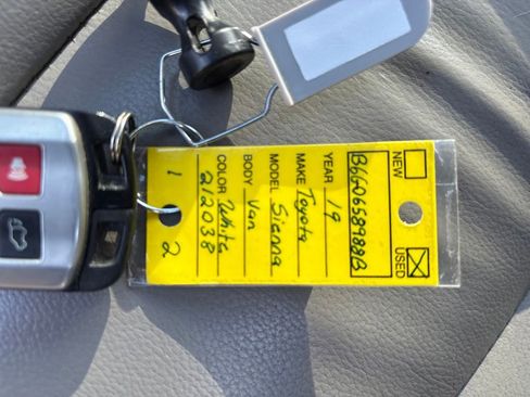 Used 2019 Toyota Sienna XLE image 30