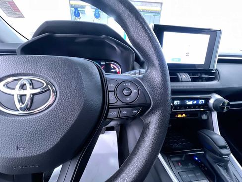 Used 2025 Toyota RAV4 XLE FWD image 21