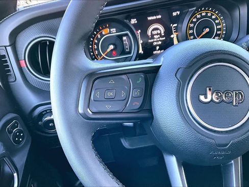 Used 2025 Jeep Wrangler Unlimited Rubicon AWD/4WD image 25