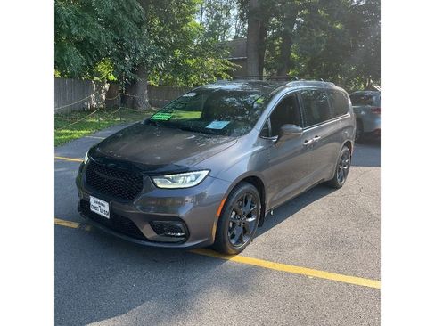 Used 2021 Chrysler Pacifica Limited w/ Premium & Safety Sphere Group AWD/4WD image 2