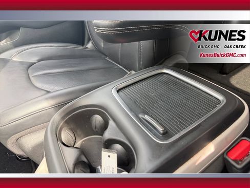 Used 2023 Chrysler Pacifica Touring-L FWD image 32