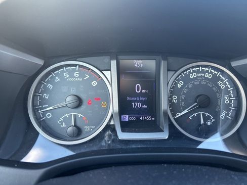 Used 2017 Toyota Tacoma Limited w/ Tow Package image 10