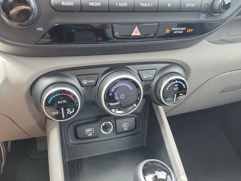 Used 2025 Hyundai Venue SEL FWD image 24