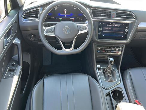 Used 2023 Volkswagen Tiguan SE w/ Panoramic Sunroof Package FWD image 18