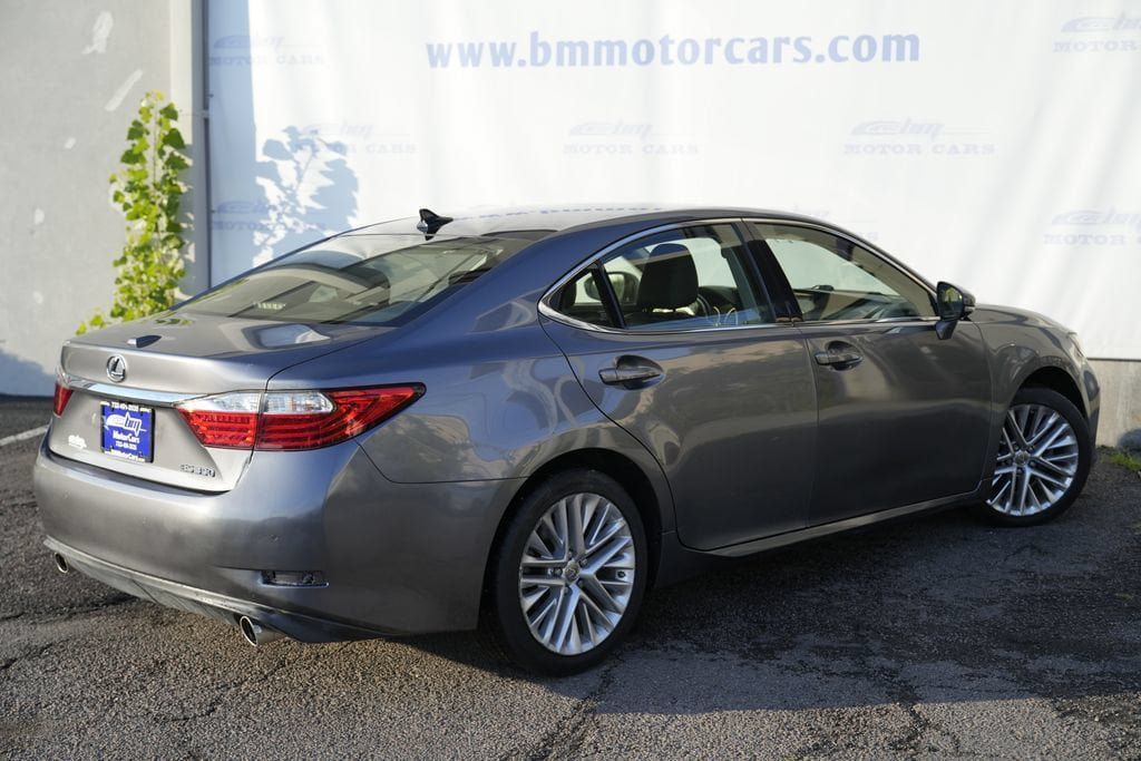 Used 2015 Lexus ES 350 w/ Ultra Luxury Package FWD image 3