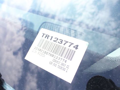 Used 2022 Chrysler Pacifica Touring-L w/ Uconnect Theater Family Group FWD image 39