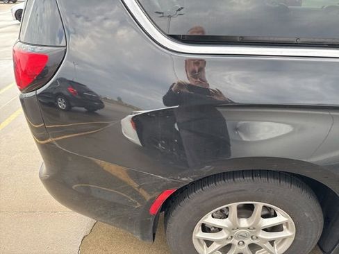 Used 2024 Chrysler Pacifica Touring-L image 18