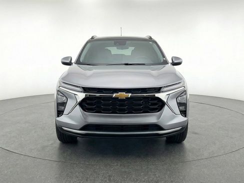 Used 2025 Chevrolet Trax LT w/ LT Convenience Package FWD image 2