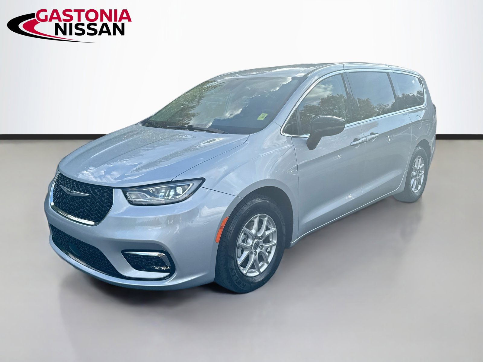 Used 2024 Chrysler Pacifica Touring-L FWD image 3