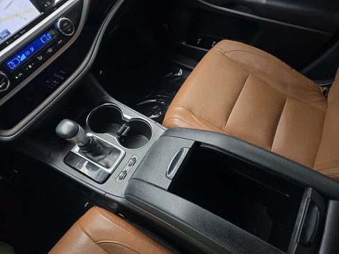 Used 2019 Toyota Highlander Limited FWD image 25