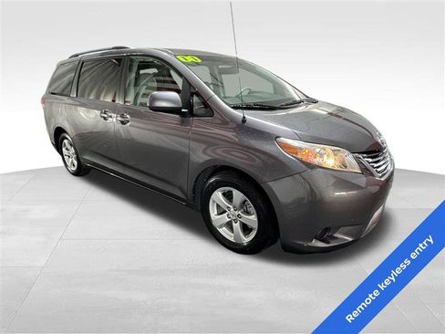 Used 2011 Toyota Sienna LE w/ Towing Pkg image 3
