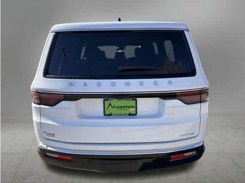 Used 2024 Jeep Wagoneer L Series II w/ Flexible Seating Group AWD/4WD image 4
