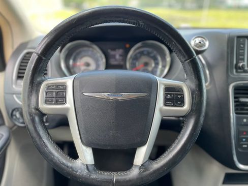 Used 2014 Chrysler Town & Country Touring FWD image 14