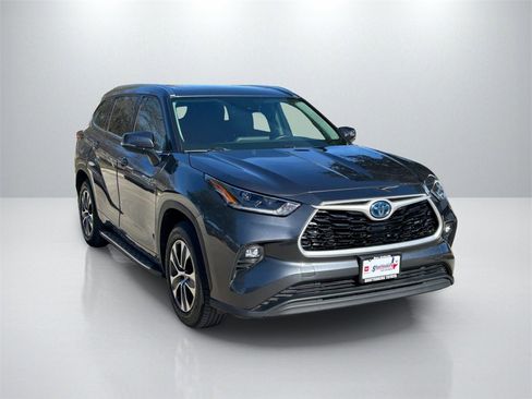 Used 2021 Toyota Highlander XLE image 3