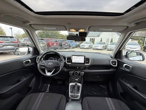 Used 2021 Hyundai Venue SEL w/ Premium Package image 18
