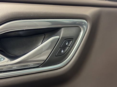 Used 2021 GMC Yukon SLT w/ SLT Premium Package image 9