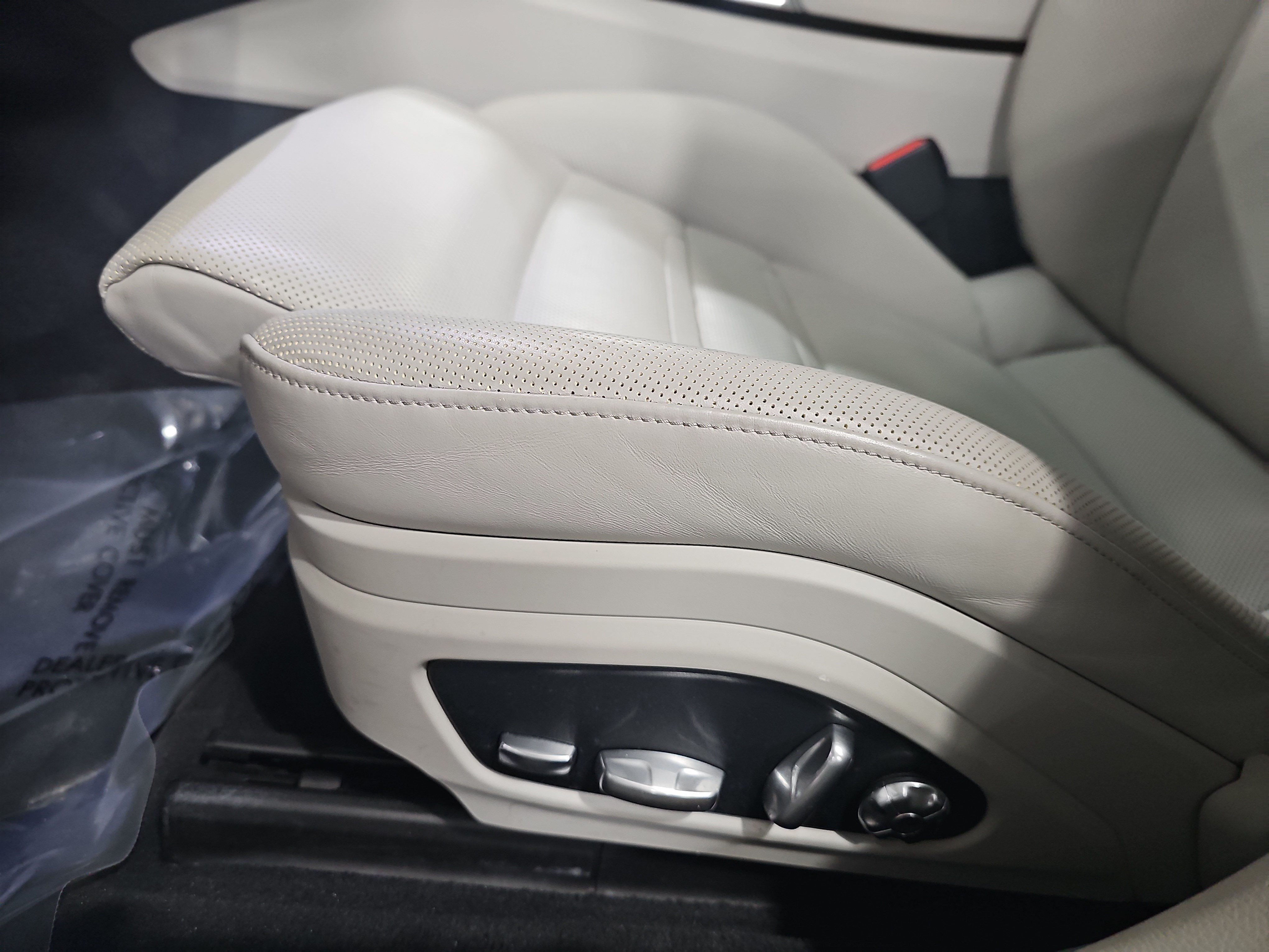 Used 2018 Porsche Panamera 4 AWD/4WD image 29
