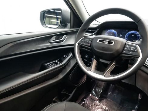 Used 2023 Jeep Grand Cherokee Laredo X AWD/4WD image 11