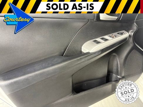 Used 2014 Toyota Camry SE w/ Moonroof Package FWD image 12