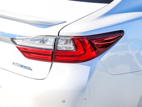 Used 2018 Lexus ES 300h w/ Navigation Package FWD image 8