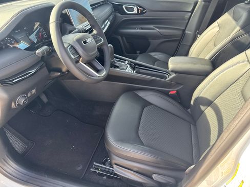 New 2026 Jeep Compass Latitude image 9