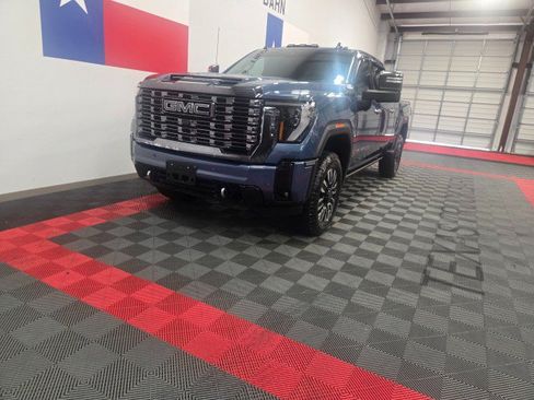 Used 2024 GMC Sierra 2500 Denali Ultimate AWD/4WD image 3